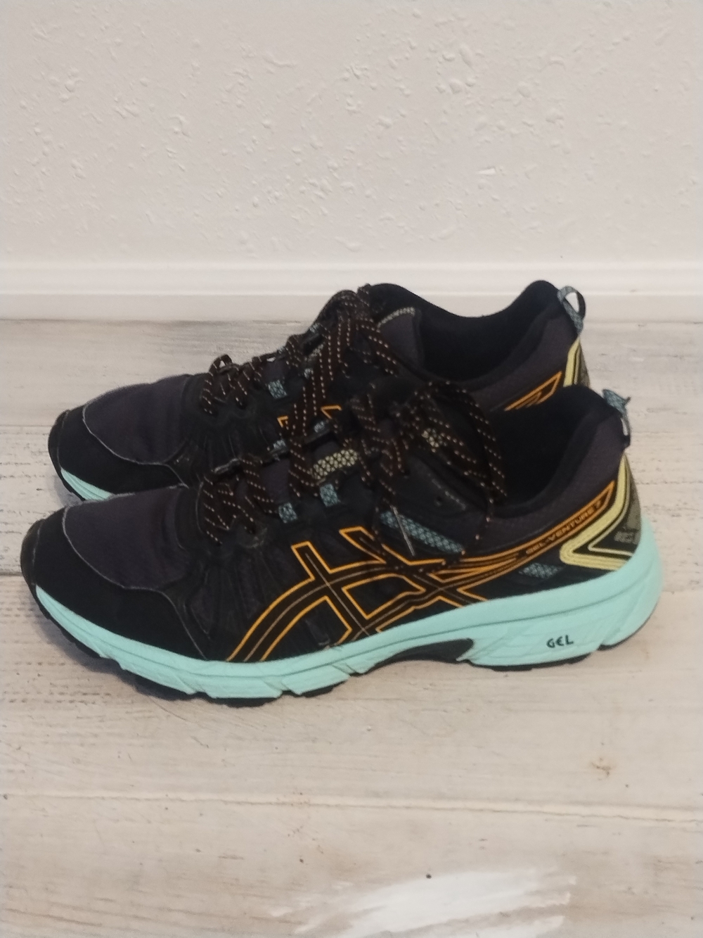 Asics Women Gel-Venture 7 Black, Green, Gold Stripe 9.5 US